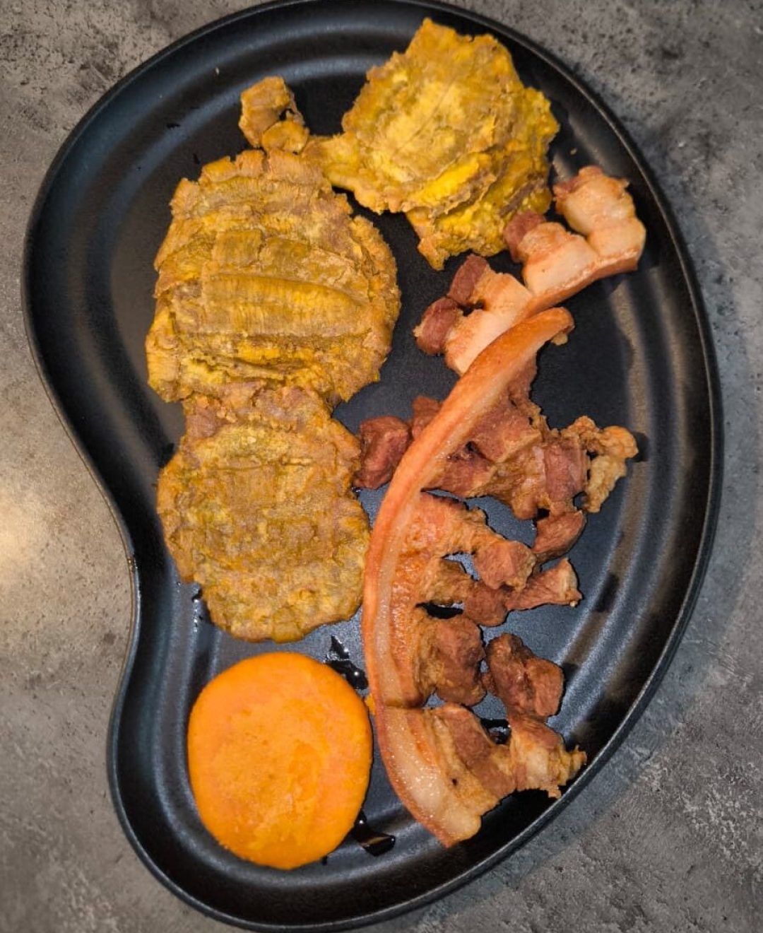 Chicharrón con patacón y arepa